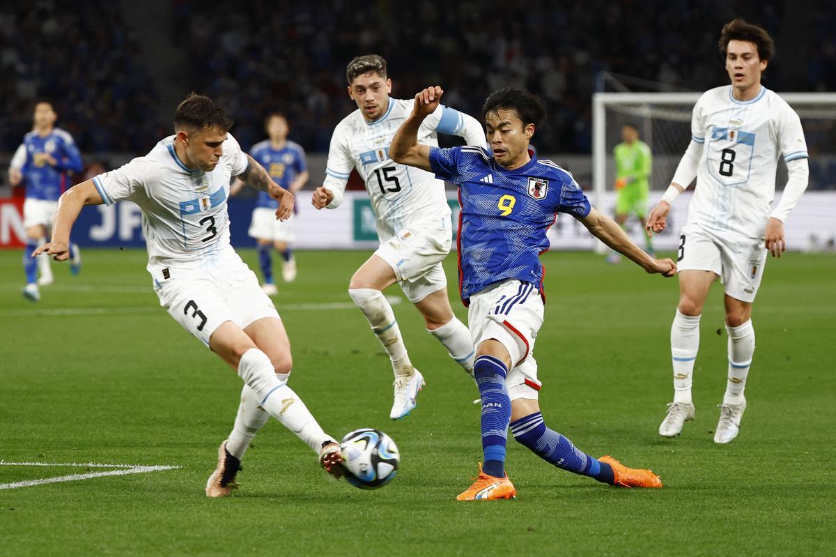 SOCCER-FRIENDLY-JPN-URY/REPORT. Fútbol. Japón - Uruguay. Giovanni González corta un avance de Mitoma