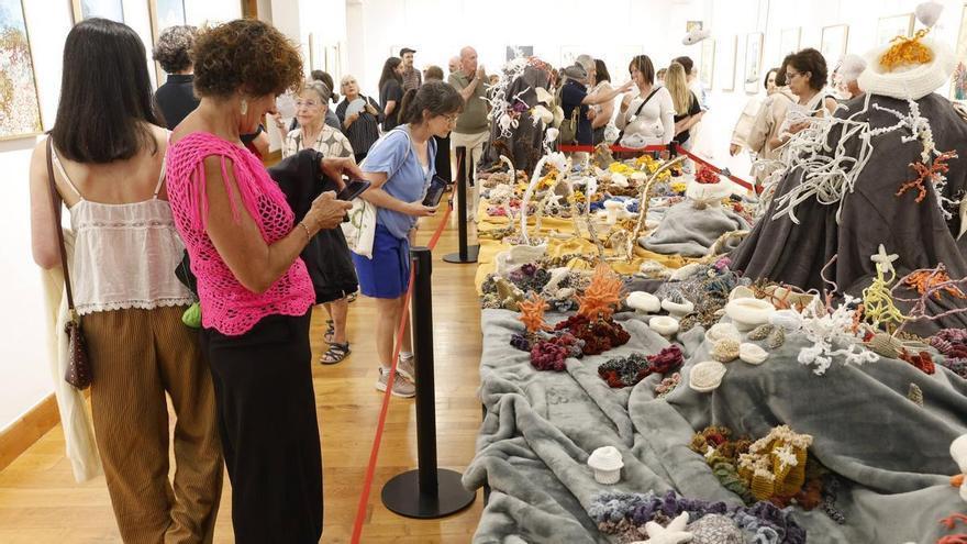 Más de 160 tejedoras convierten los corales del Cantábrico en una obra colectiva que viajará a Barcelona