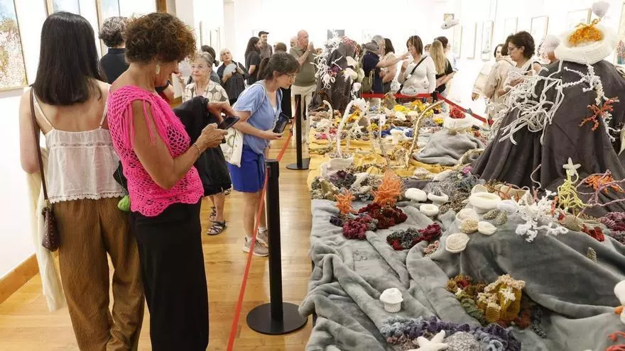 Más de 160 tejedoras convierten los corales del Cantábrico en una obra colectiva que viajará a Barcelona