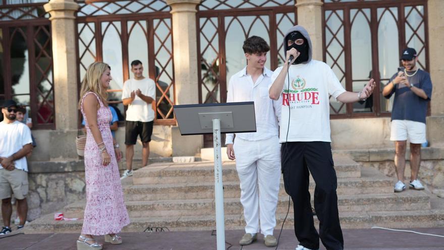 La alcaldesa de Andratx permite al alumno vetado de la graduación del IES Baltasar Porcel &#039;celebrarla&#039; frente al ayuntamiento junto a Ceciarmy