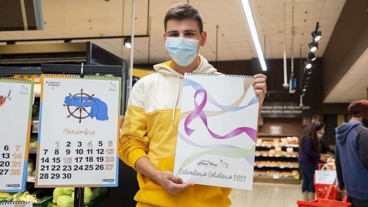 Asier Torres, diseñador del calendario benéfico de Eroski a favor de la Asociación Elena Torres.