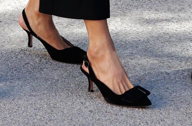 La reina Letizia con zapatos de tacón moderado, el modelo 'Carrie' de la marca Isabel Abdo