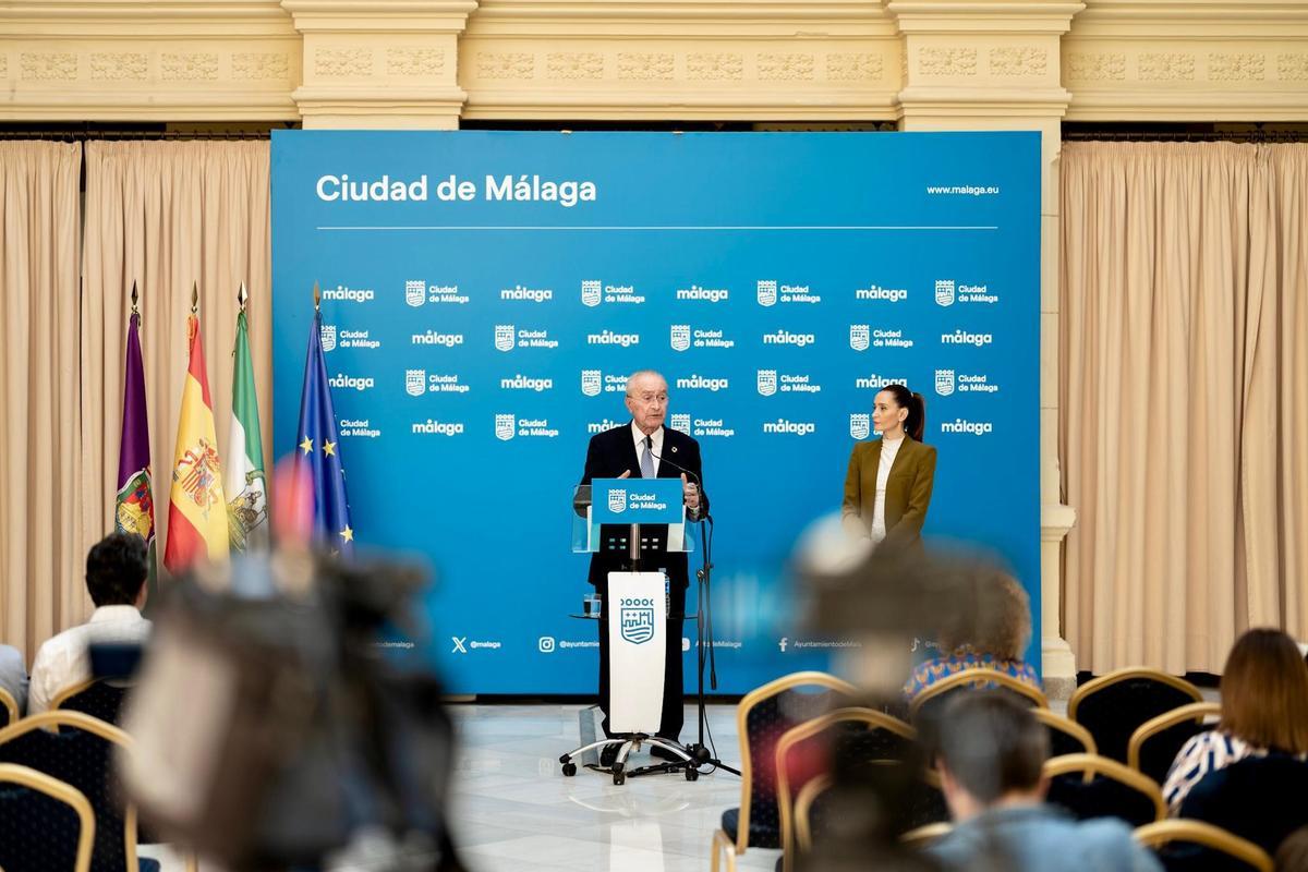 Paco de la Torre y la portavoz municipal del PP, Elisa Pérez de Siles, durante el balance.