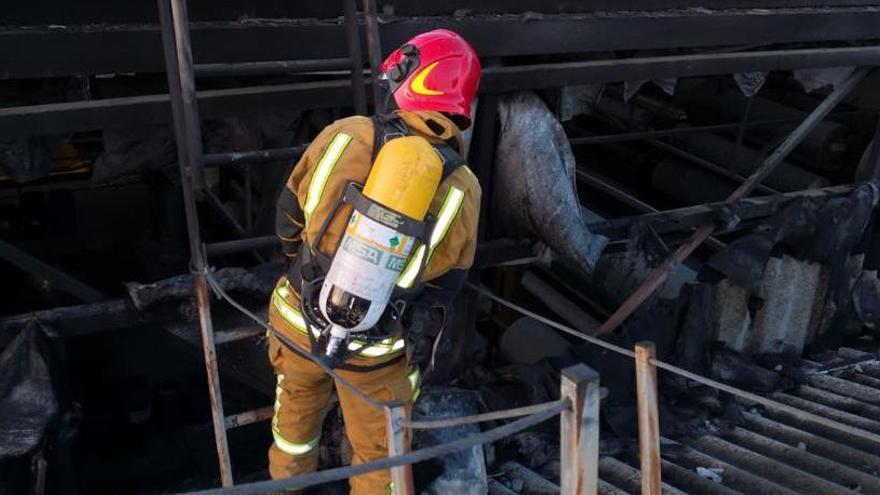 Un bombero en el tejado de la empresa