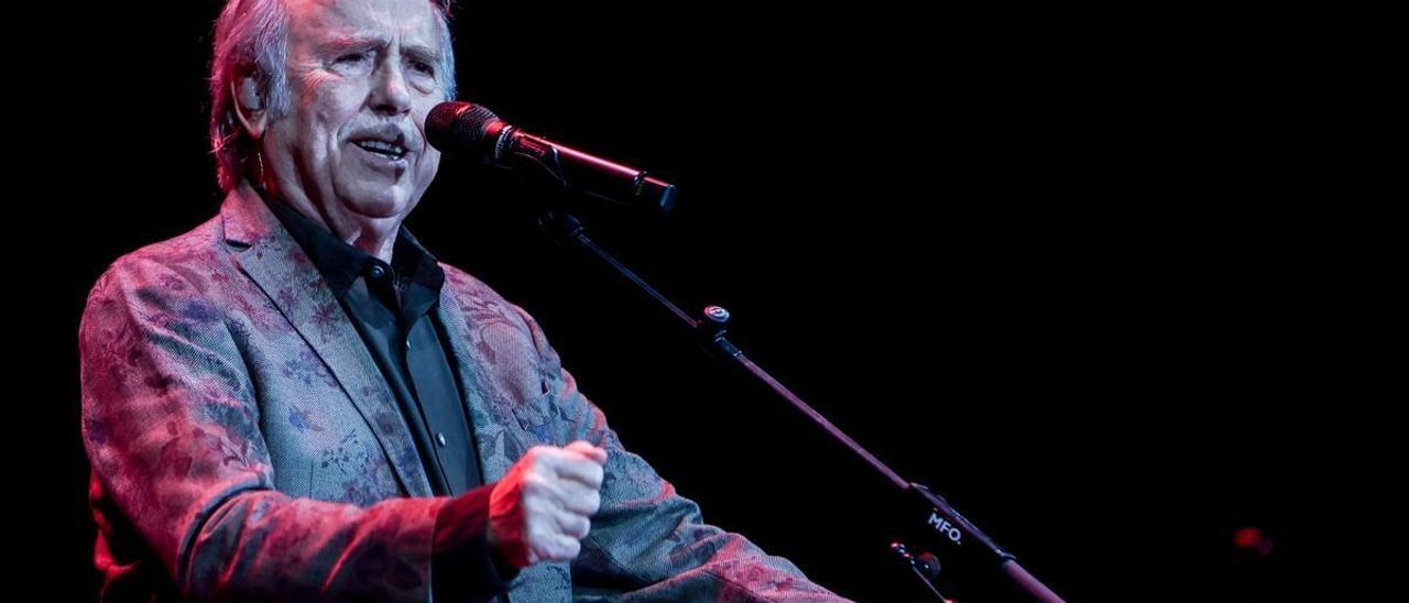 El cantautor Joan Manuel Serrat, durante su actuación en el Wizink Center de Madrid, este miércoles 7 de diciembre.