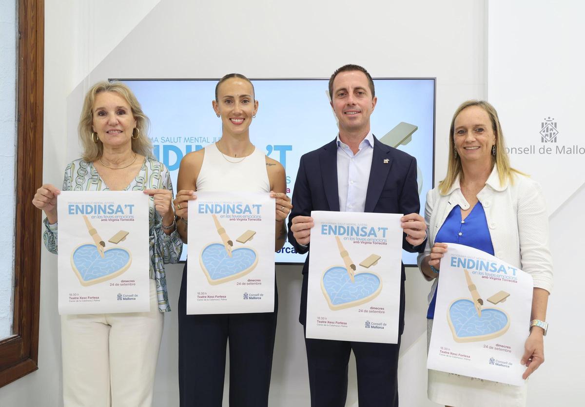 Virginia Torrecilla y Llorenç Galmes, en el centro, en la presentación del ciclo de salud mental juvenil que promueve el Consell de Mallorca