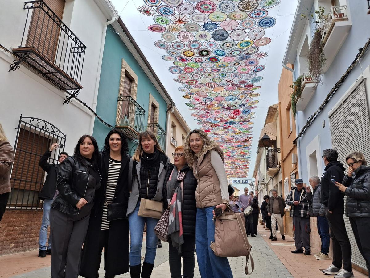 Las mujeres transforman Els Poblets: 1.400 mandalas se entrelazan sobre el Carrer Major (imágenes)