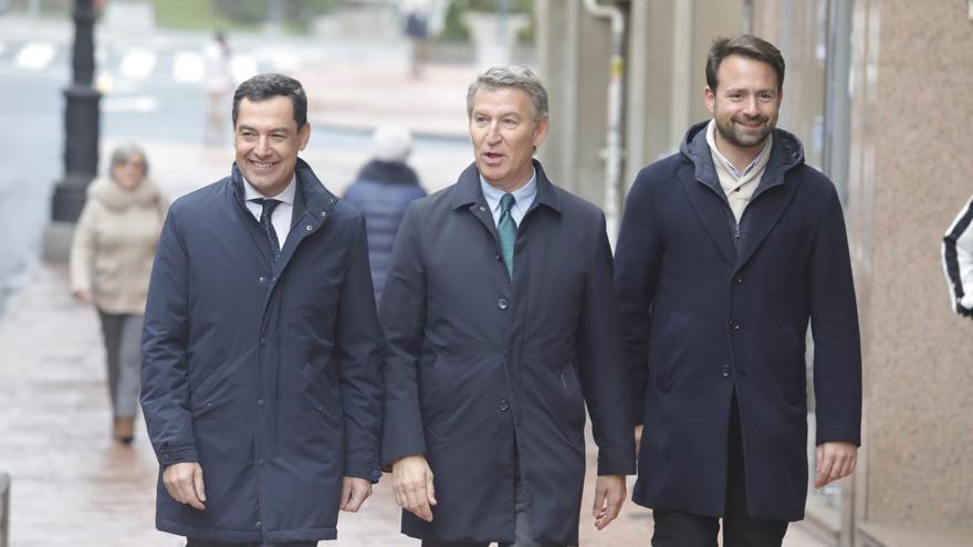 El presidente de Andalucía, Juan Manuel Moreno Bonilla; el presidente del PP, Alberto Núñez Feijóo; y el presidente del PP de Asturias, Álvaro Queipo