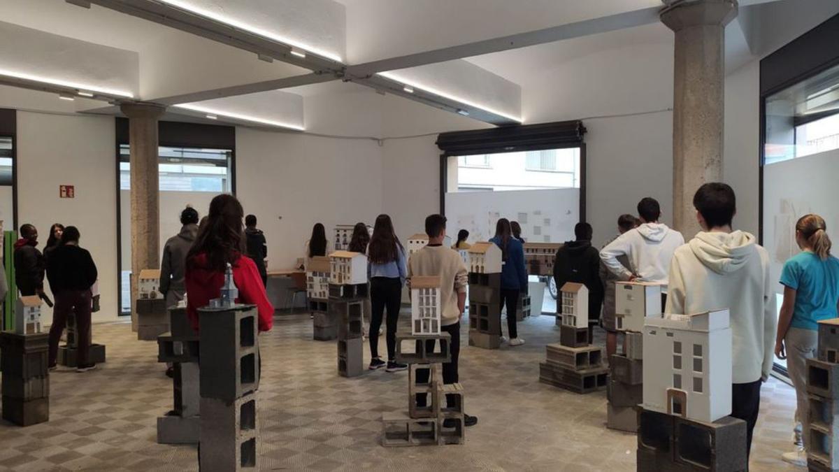 Els alumnes, amb les maquetes que han realitzat.  | COAC GIRONA