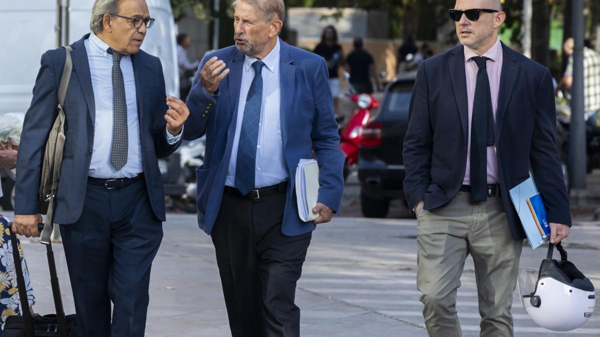 El abogado Manolo Mata (izquierda) llega junto a otro letrado y su defendido, el pasado lunes.