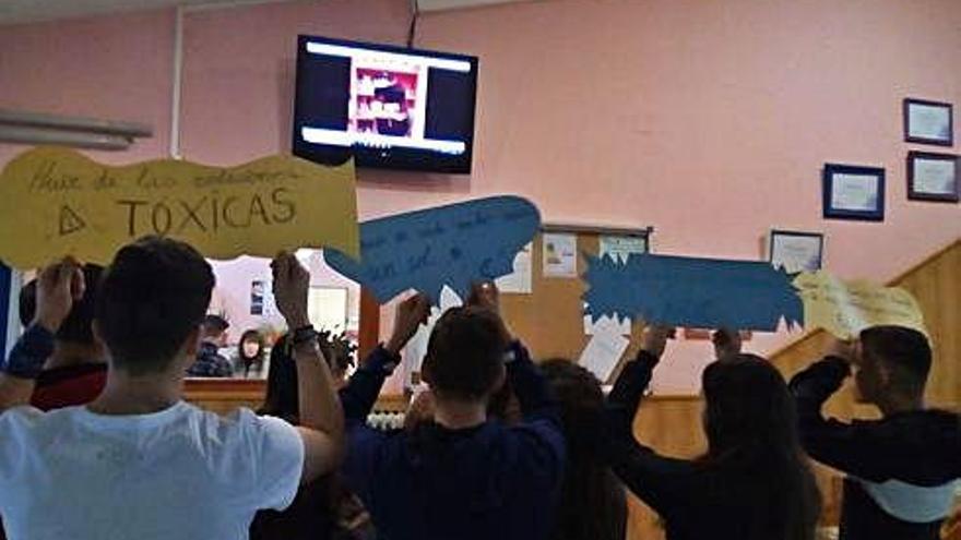 Alumnos del instituto &quot;Los Valles&quot; durante el homenaje.