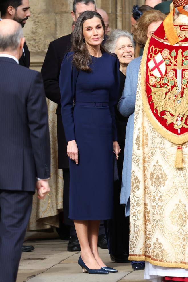 La reina Letizia con vestido azul de Carolina Herrera en Londres.