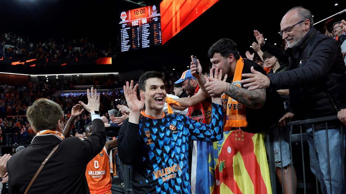Jaime Pradilla celebra la clasificación para los playoff