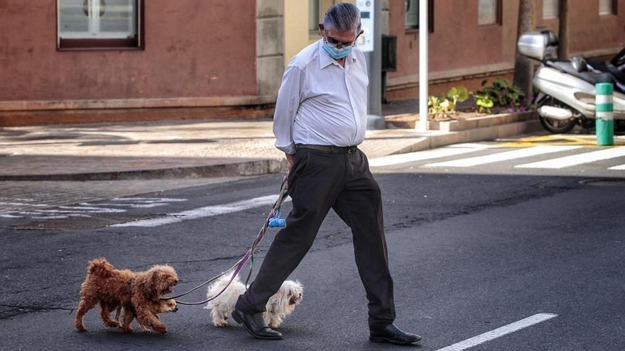 Transeúnte con mascarilla en Santa Cruz de Tenerife.