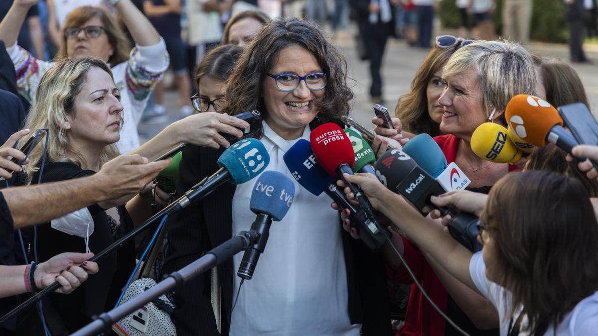 Monica Oltra atiende a los periodistas el día que acudió a declarar a la Ciudad de la Justicia.