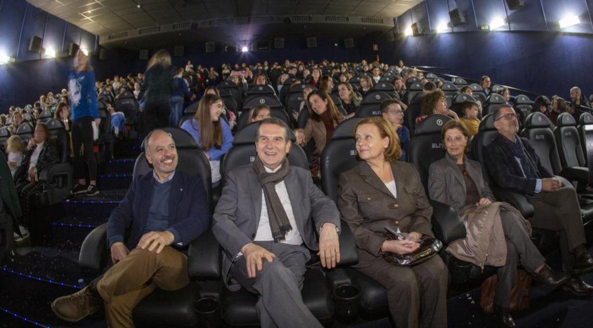 Las niñas asistentes no dudaron en fotografiarse con el alcalde. Las niñas asistentes no dudaron en fotografiarse con el alcalde.