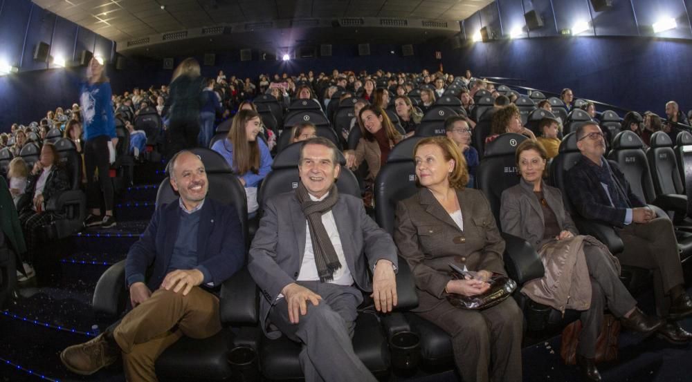 Las niñas asistentes no dudaron en fotografiarse con el alcalde.