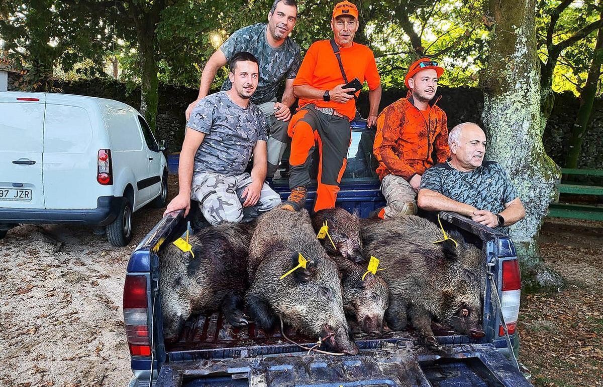 Cazadores de O Morrazo, el sábado en Beade, en una batida de jabalí.