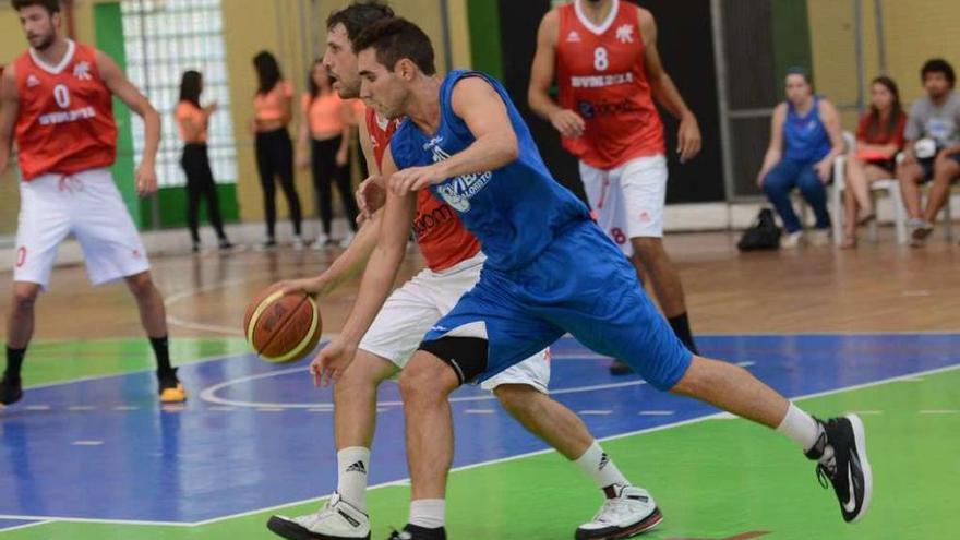 Álex González maneja el balón ante Ferrán Bassas en el último duelo entre mierenses y ovetenses.