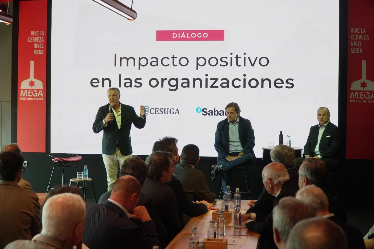 El presidente y director general de Cesuga, Venancio Salcines; el presidente de Hijos de Rivera, Ignacio Rivera, y el director general de Sabadell Gallego, Pablo Junceda.