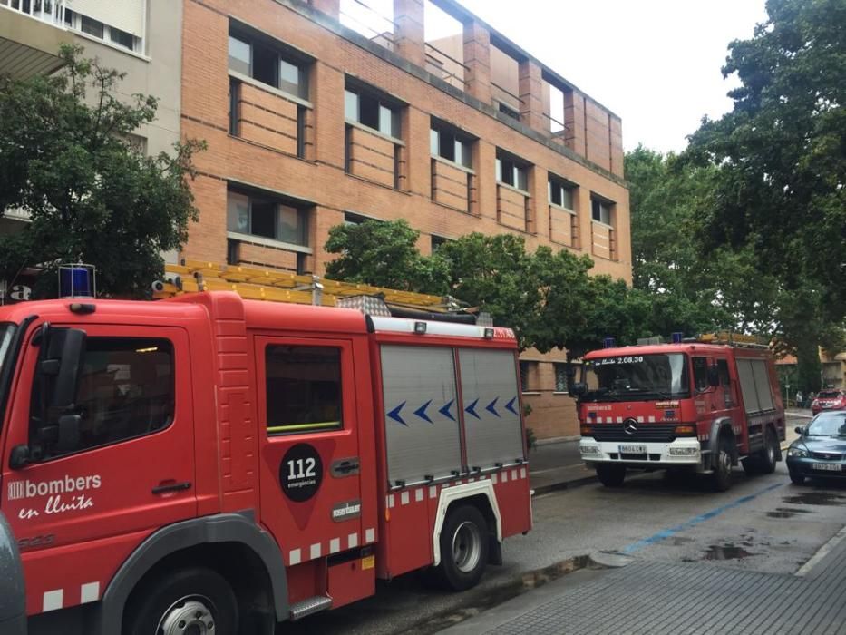 Tasques d'emergència a l'incendi del CAP de Salt