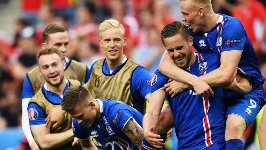 Los jugadores de Islandia celebran su clasificación para octavos de final tras batir a Austria. // Efe