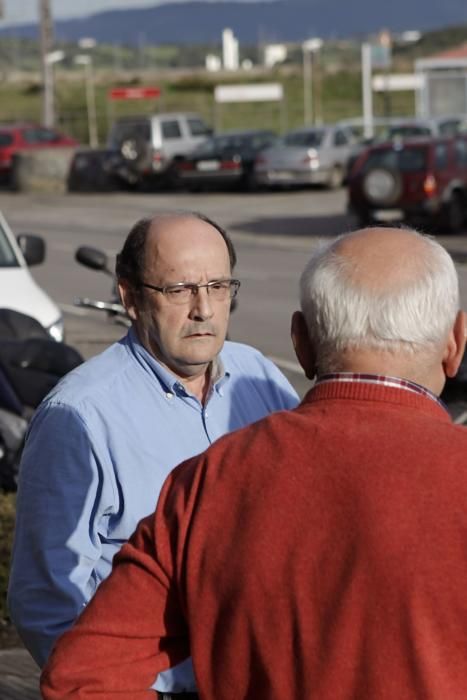 Técnico de la consejería habla de la polilla con los vecinos de Monteana