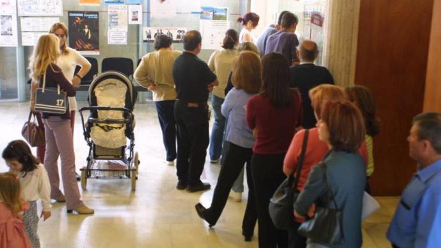 Vecinos pagando sus impuestos en la Agencia Municipal Tributaria.