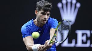 Team Europes Carlos Alcaraz returns to Team Worlds Taylor Fritz on the third day of the Laver Cup tennis tournament, at the Uber arena in Berlin, Germany, Sunday, Sept. 22, 2024. (AP Photo/Ebrahim Noroozi)