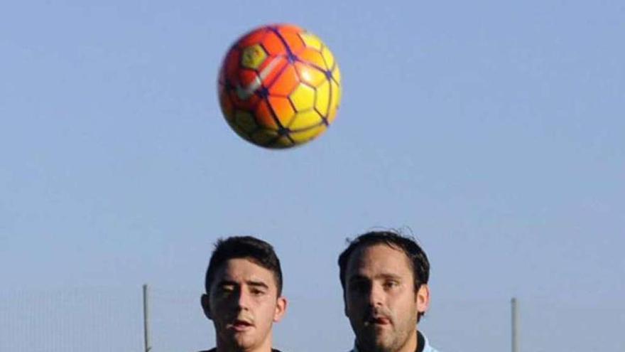 Dos jugadores disputan un balón aéreo en el partido de ayer. // N. Parga