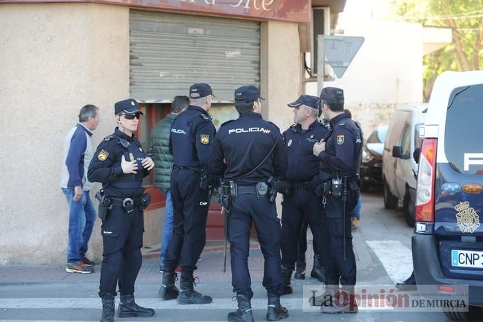 Muere de una cuchillada en el cuello un hombre en un bar de Puente Tocinos