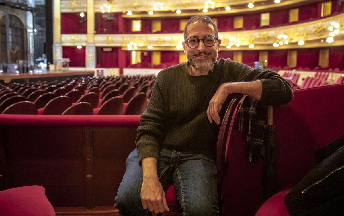 El reconocido director José Martret, ayer en un palco del Teatre Principal de Palma. | B. RAMON