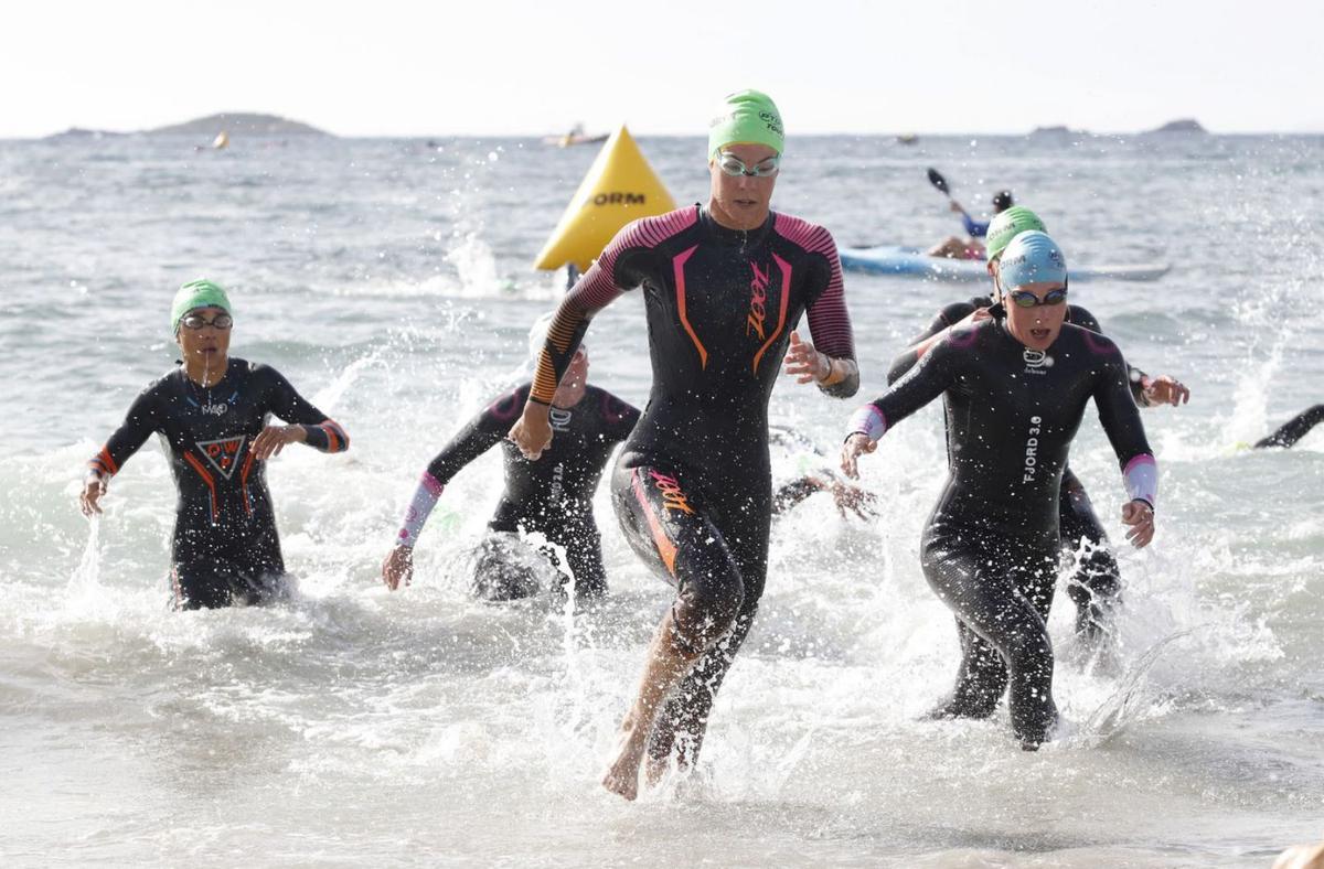 Imagen de archivo de varias nadadoras al salir del agua en Eivissa.  | JA RIERA