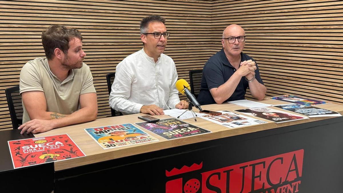 El concejal de Juventud, el alcalde y el edil de Fiestas, en la presentación de la programación.