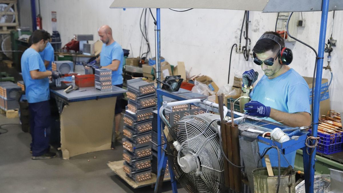 Trabajadores en una empresa industrial andaluza