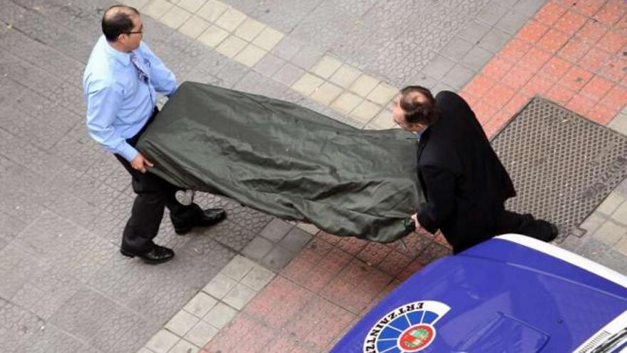 Mata a puñaladas a un jubilado en un bar de Bilbao y acuchilla a otras seis personas