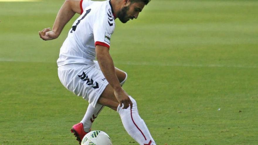 David Forniés controla un balón en un choque de esta temporada con la Cultural Leonesa.