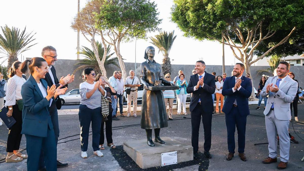 Lanzarote homenajea a las mujeres conserveras con una escultura en la zona de la antigua fábrica de Garavilla.