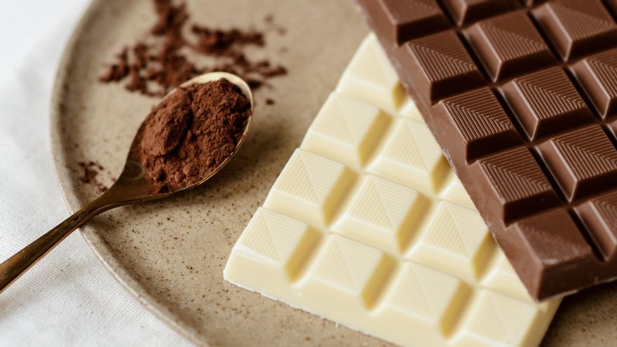 Hallan piedras y fragmentos metálicos en tabletas de chocolate: se ruega no consumir