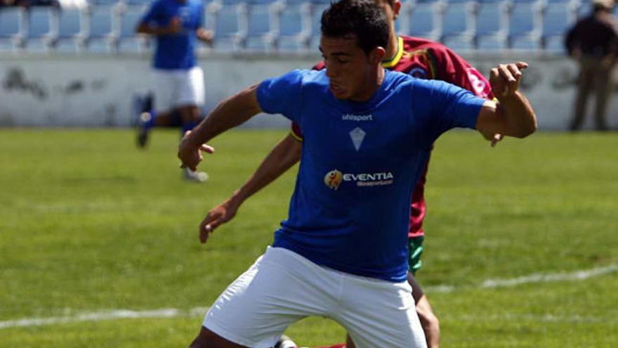 Un jugador del Alicante controla el balón durante el partido de ayer.