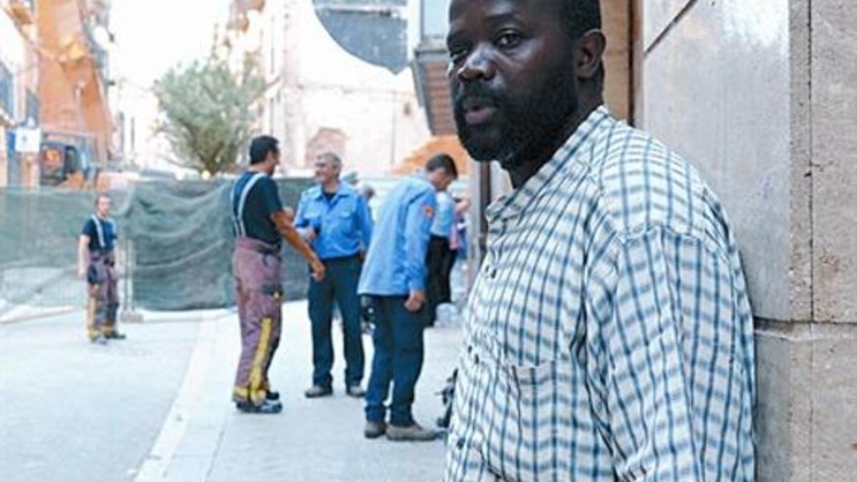 El guineano Diaby, ayer en la calle Tallada de Lleida.