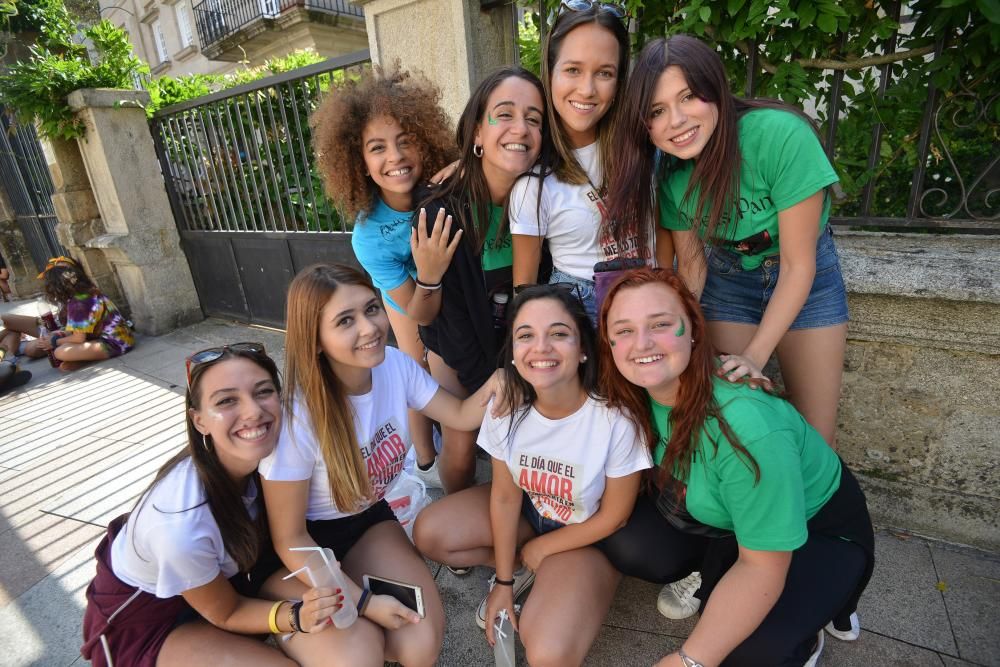 Cientos de jóvenes toman el centro histórico en la primera “noche de peñas” de 2017