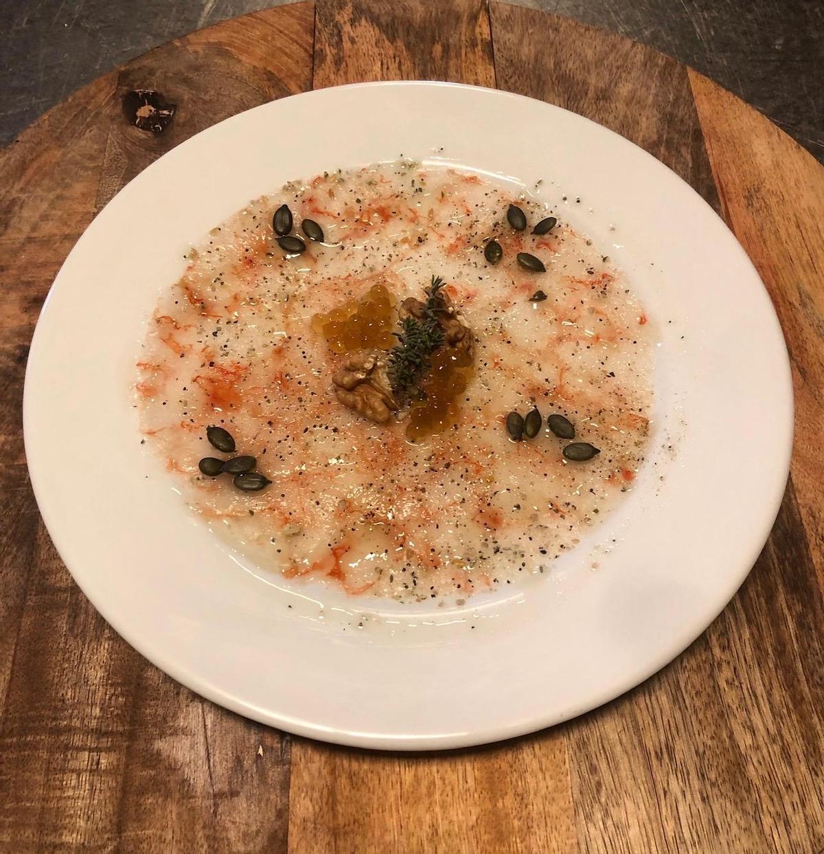 Carpaccio de gamba de Roses a l'estil de Can Mascort, plat de temporada d'estiu.