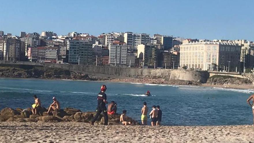 Los bomberos recuperan el cadáver de un pescador en la playa de Riazor