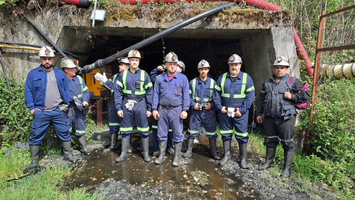 Los mineros de Tormaleo en la bocamina de Mina Miura.