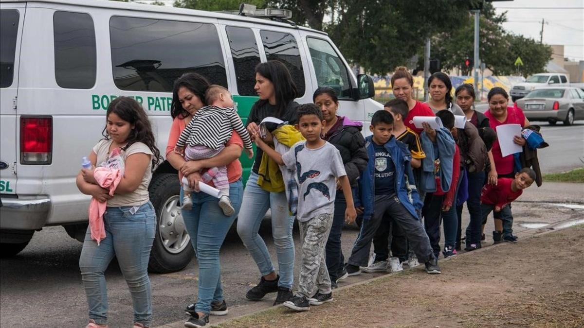 Un grupo de niños centroamericanos tras ser liberados de un centro de detención en Texas, el pasado 12 de junio.