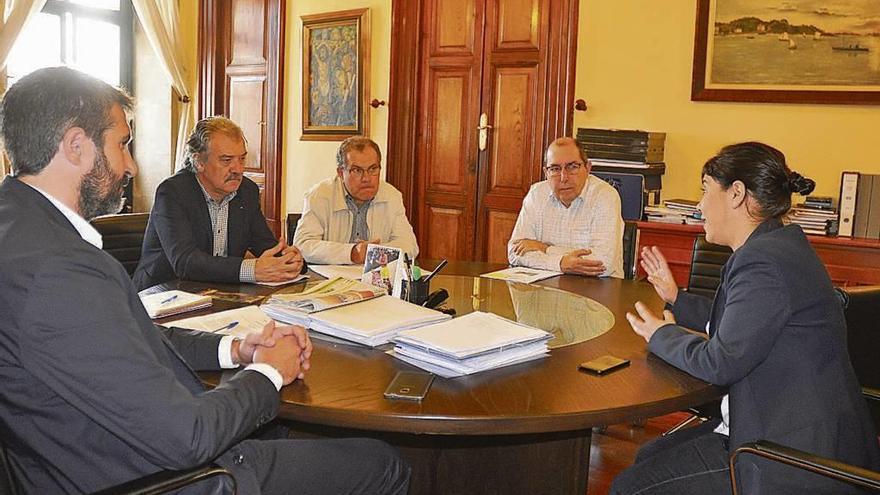 La reunión que tuvo lugar en la alcaldía de Vilagarcía sobre la vía verde. // FdV