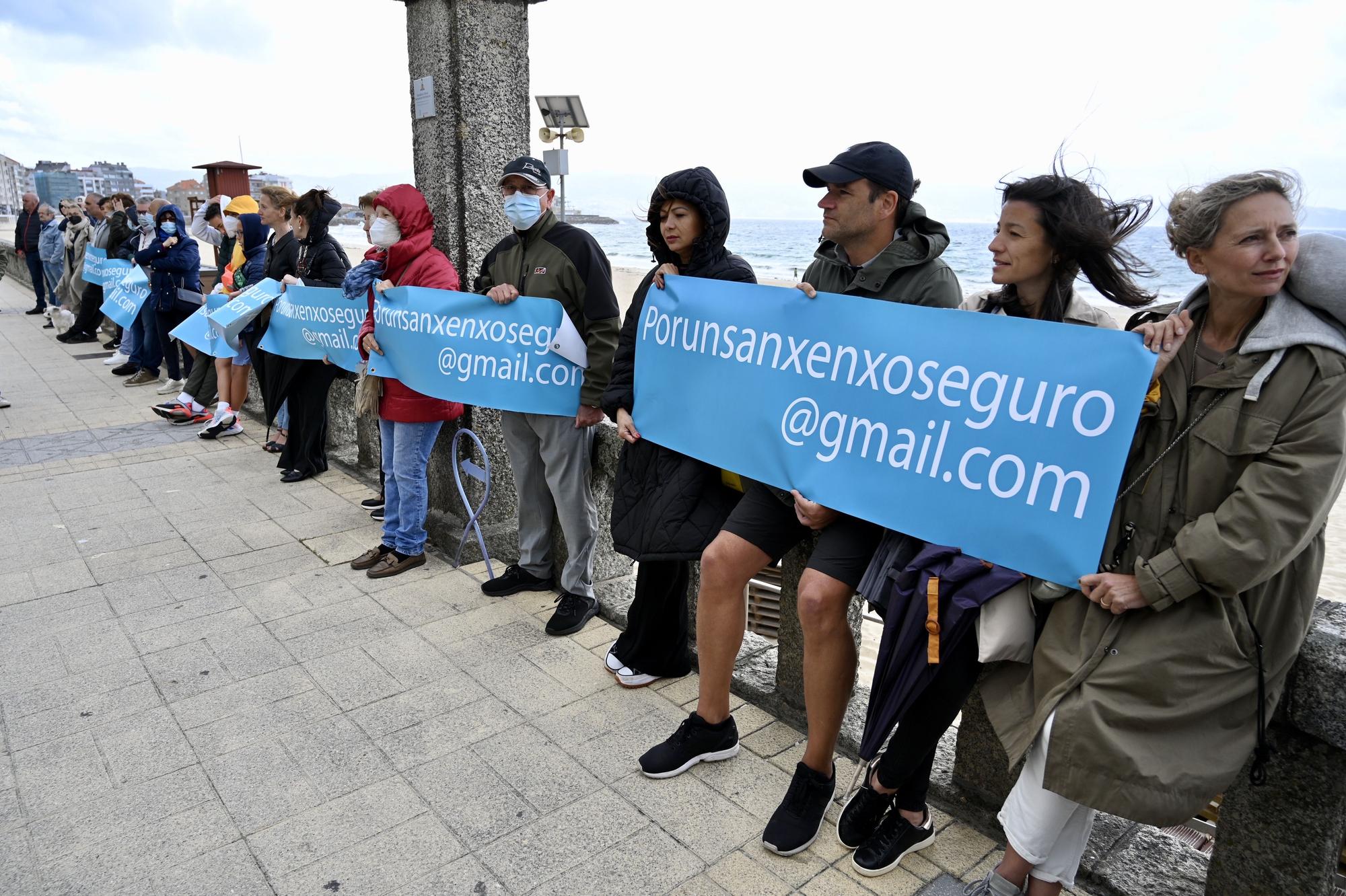 Homenaje al oftalmólogo coruñés Juan Tábara en la playa de Silgar e Sanxenxo, donde falleció