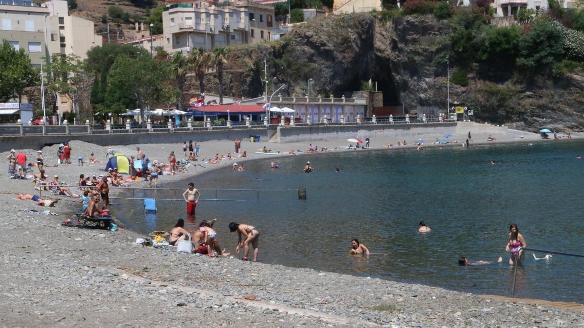 La platja de Portbou amb diversos banyistes, la setmana passada.