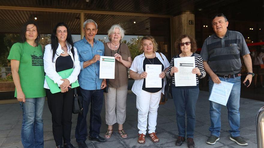 Colectivos de Paciral, ayer, tras entregar la propuesta.